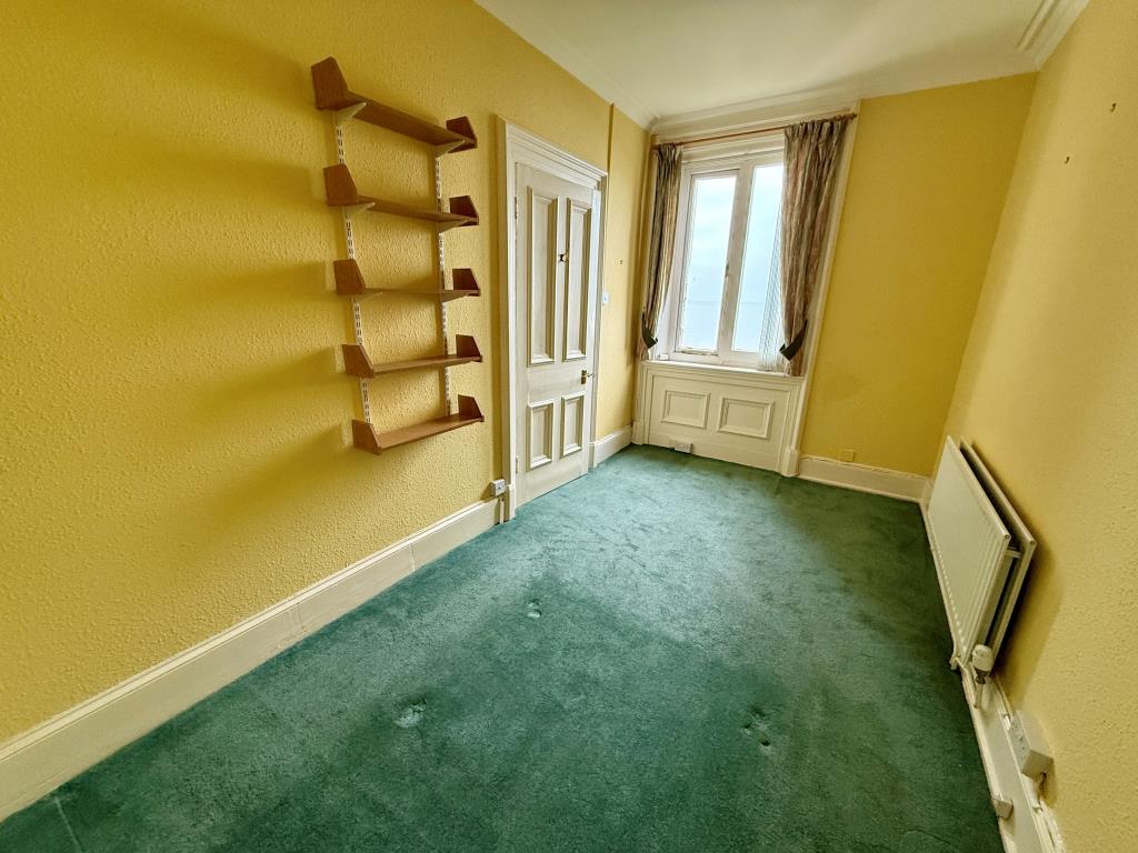 Lot: 56 - TWO-BEDROOM FLAT WITH SEA VIEWS - Bedroom two